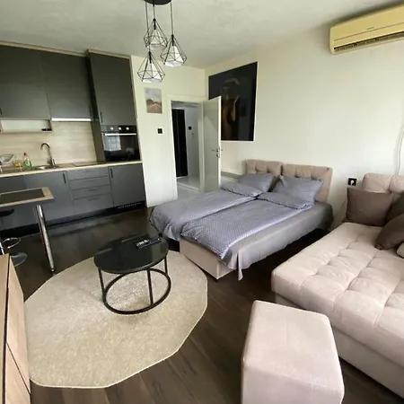 Ela Apartman Stan Na Dan شقة *